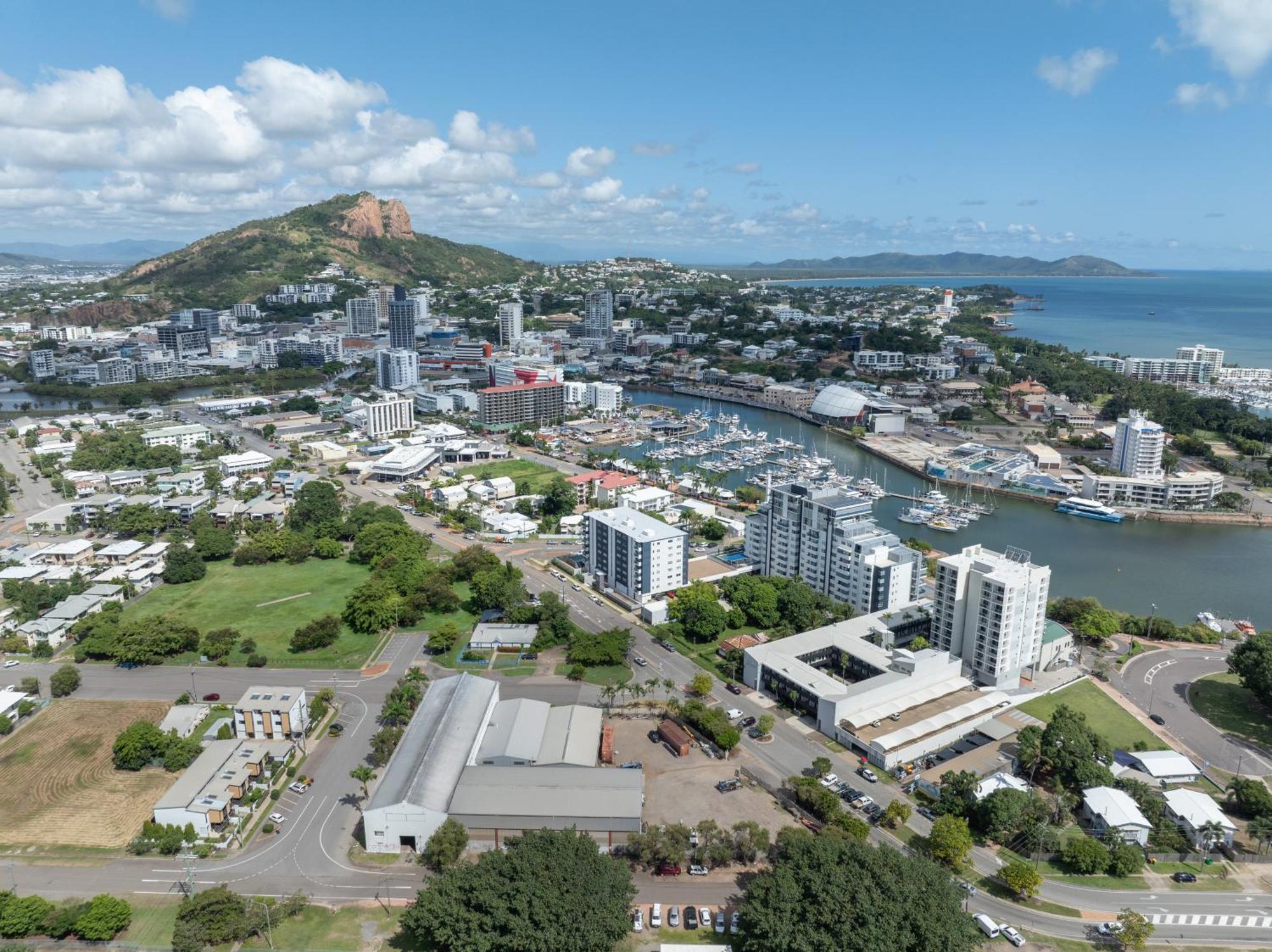 Oaks Townsville Metropole Hotel Экстерьер фото
