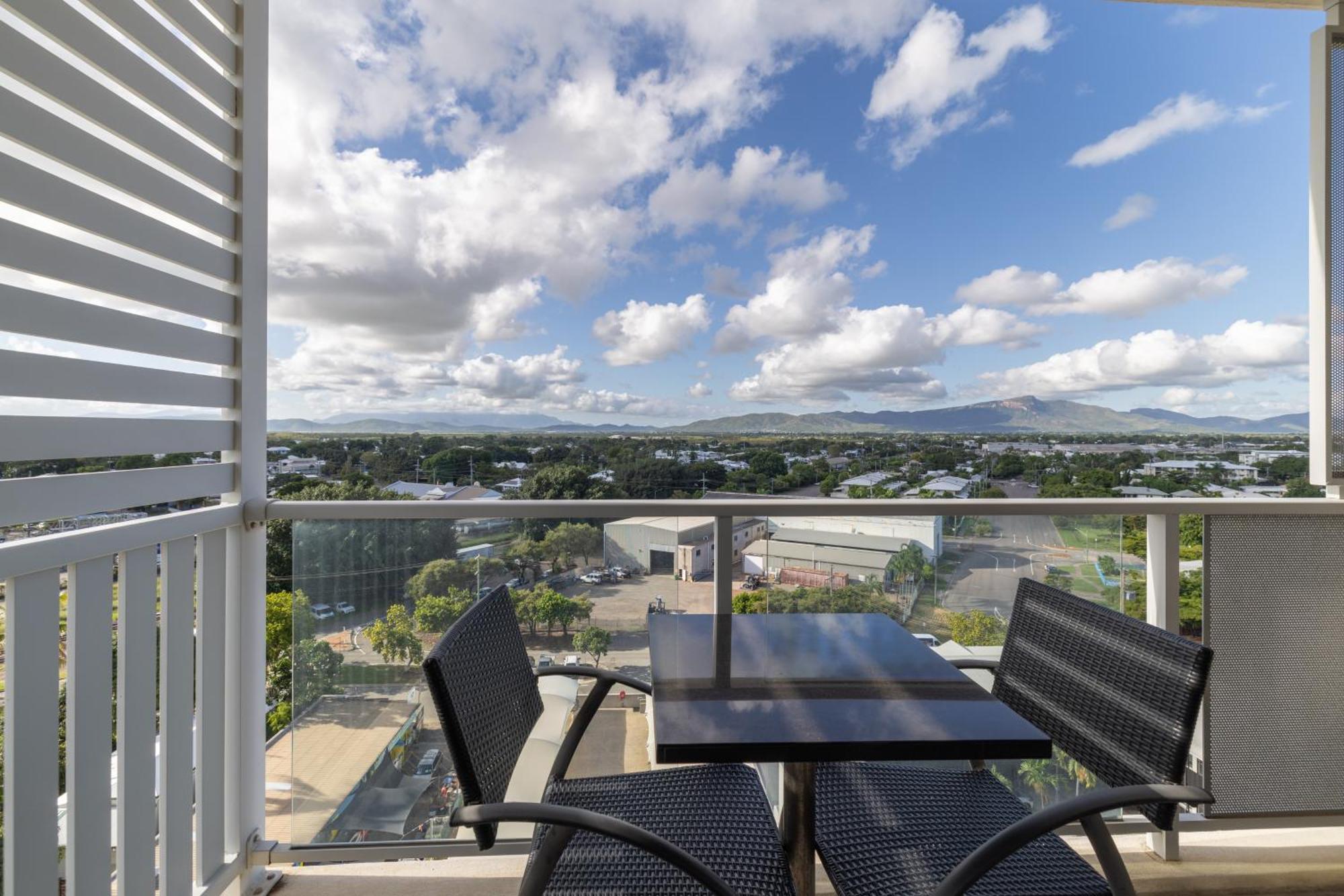 Oaks Townsville Metropole Hotel Экстерьер фото