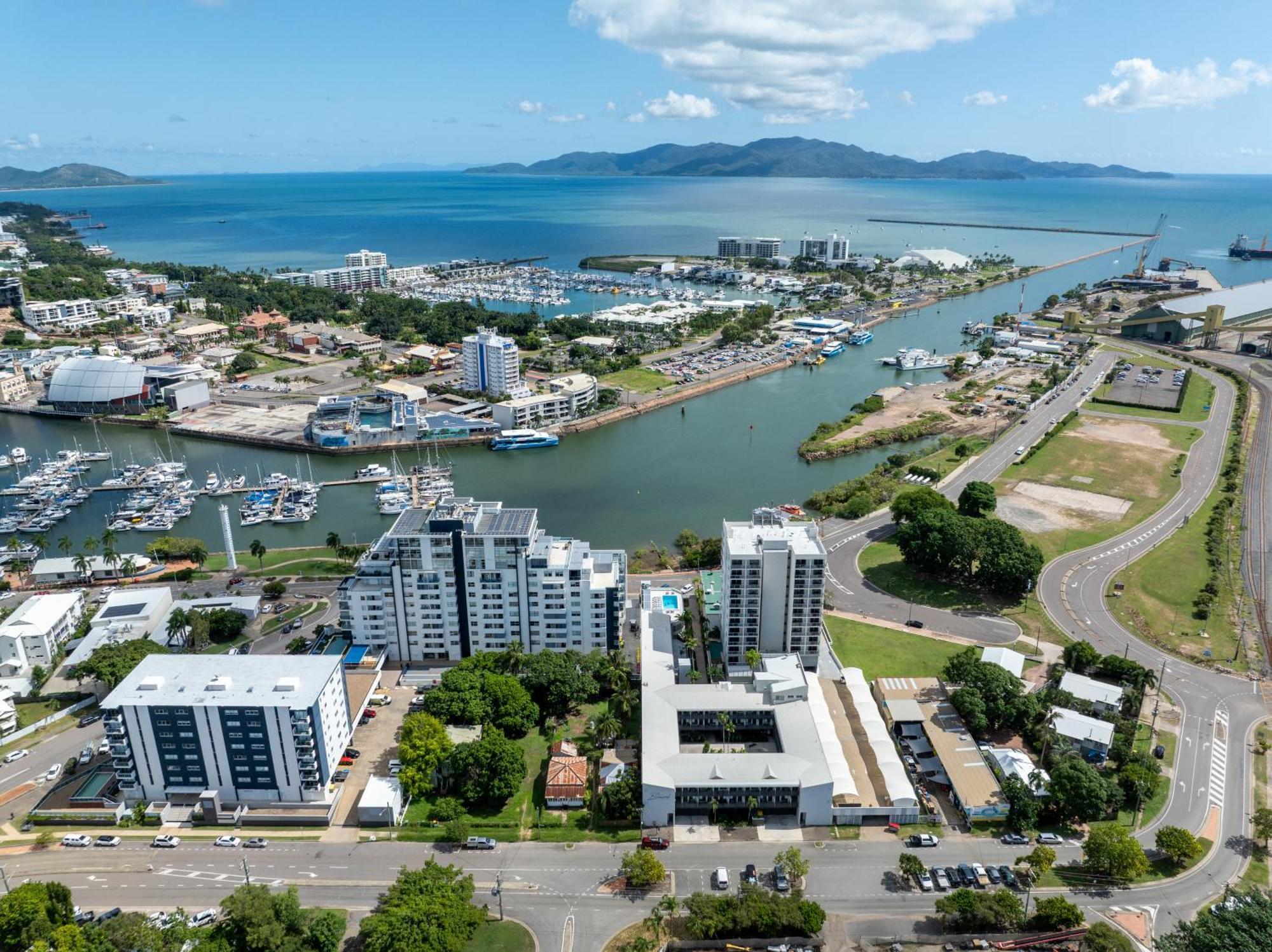 Oaks Townsville Metropole Hotel Экстерьер фото