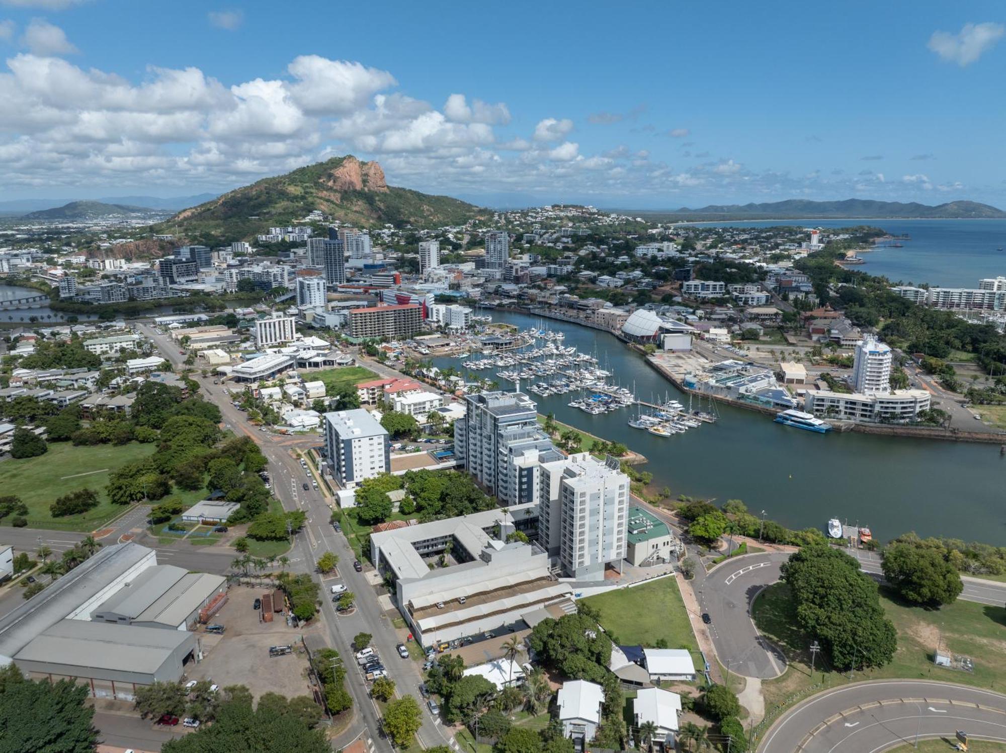 Oaks Townsville Metropole Hotel Экстерьер фото