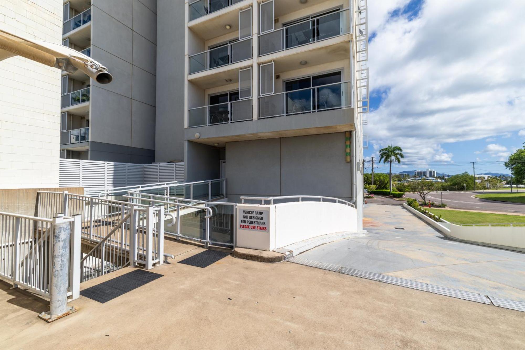 Oaks Townsville Metropole Hotel Экстерьер фото